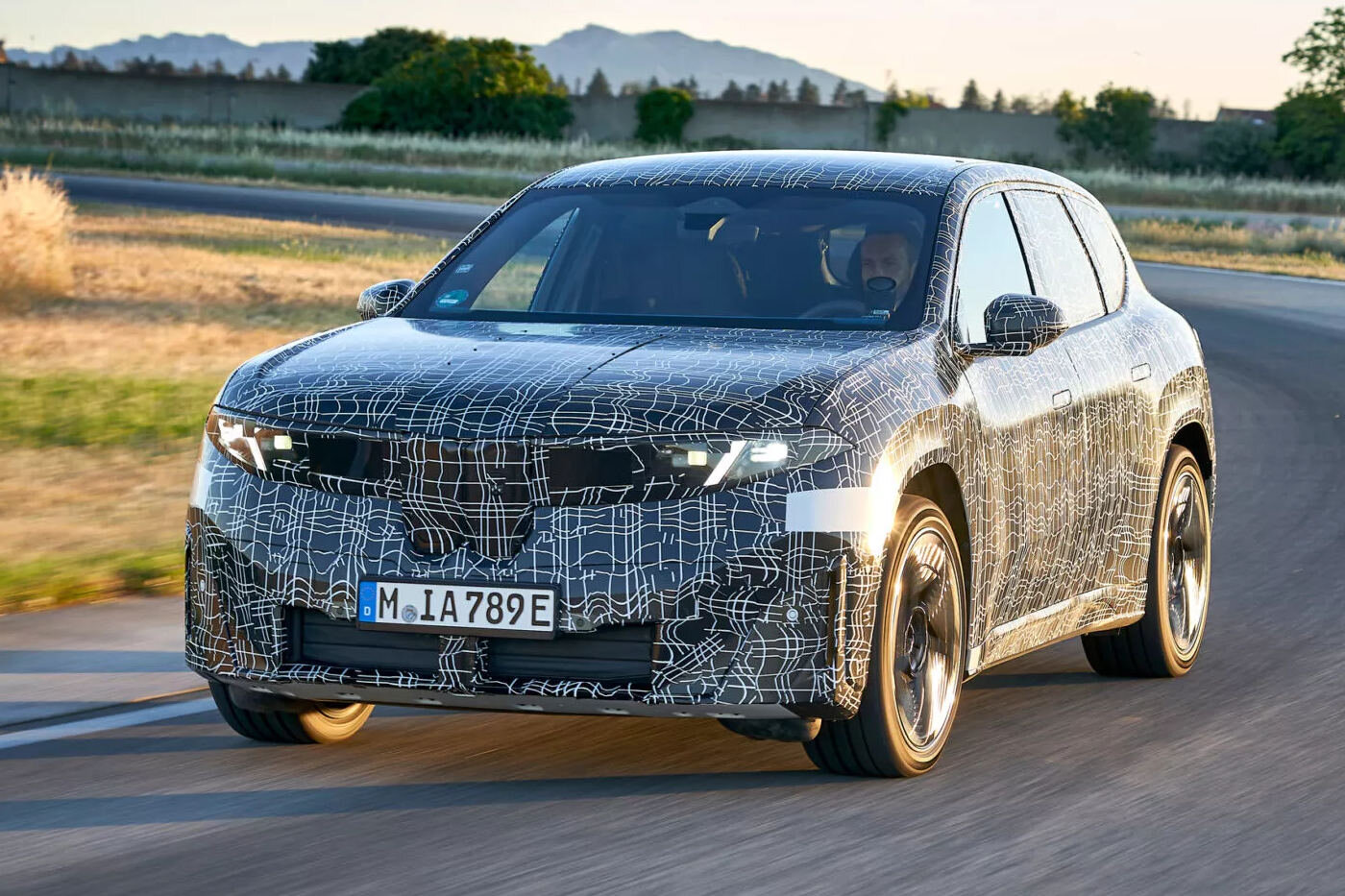 BMW раскрыл подробности о новом кроссовере с искусственным интеллектом
